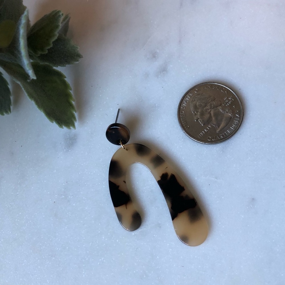 The Maeve - Tortoise Shell Geometric Earrings - Picture 3 of 4